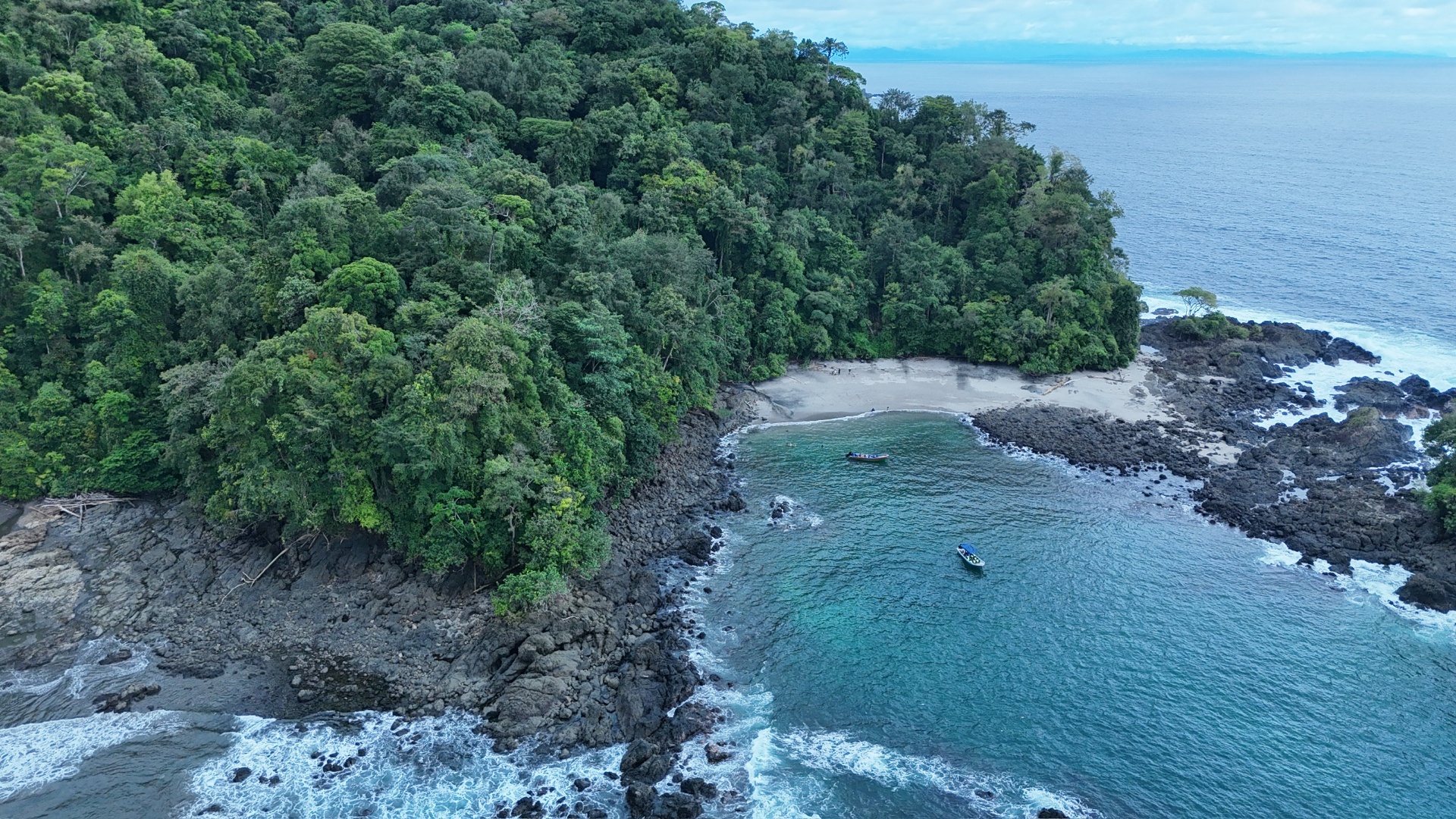 Vue aérienne de la côte du Chocó, entre jungle et océan Pacifique